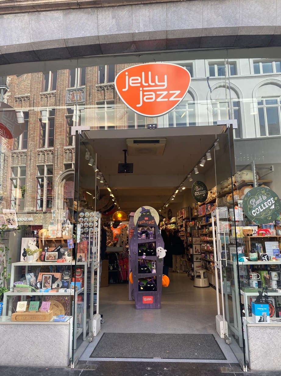 The open entrance and orange Jelly Jazz logo at the shop on Steenstraat